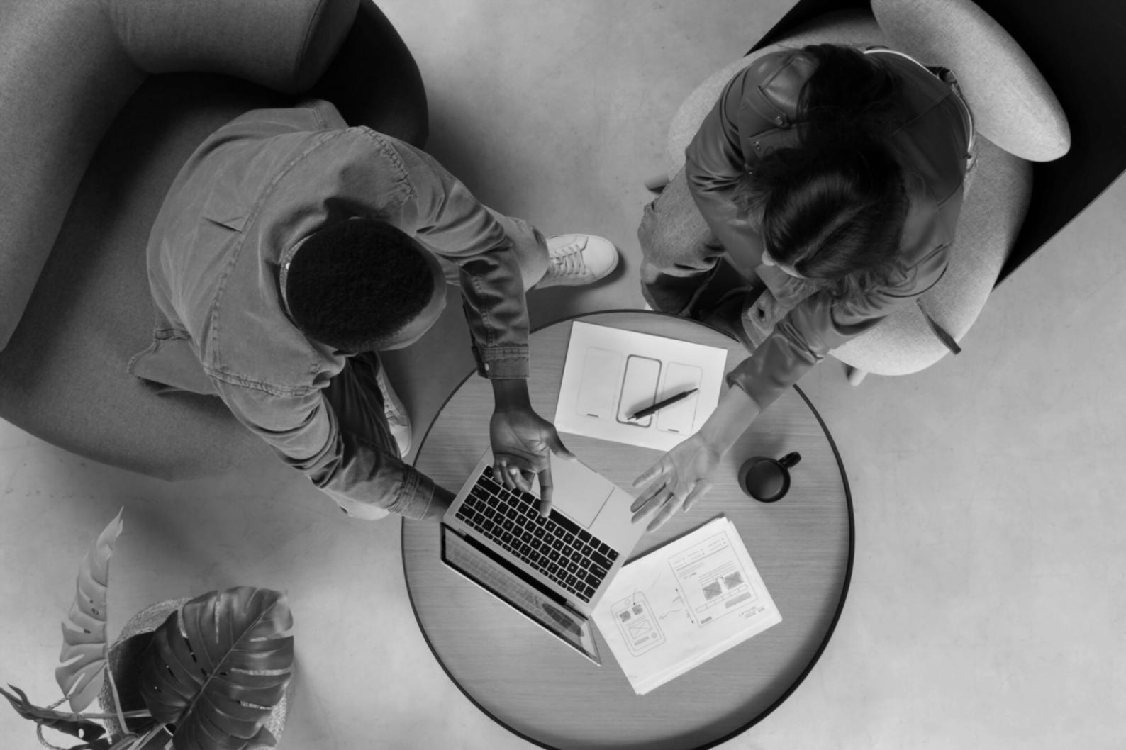 Студенты изучают финансовые концепции с использованием различных методов обучения